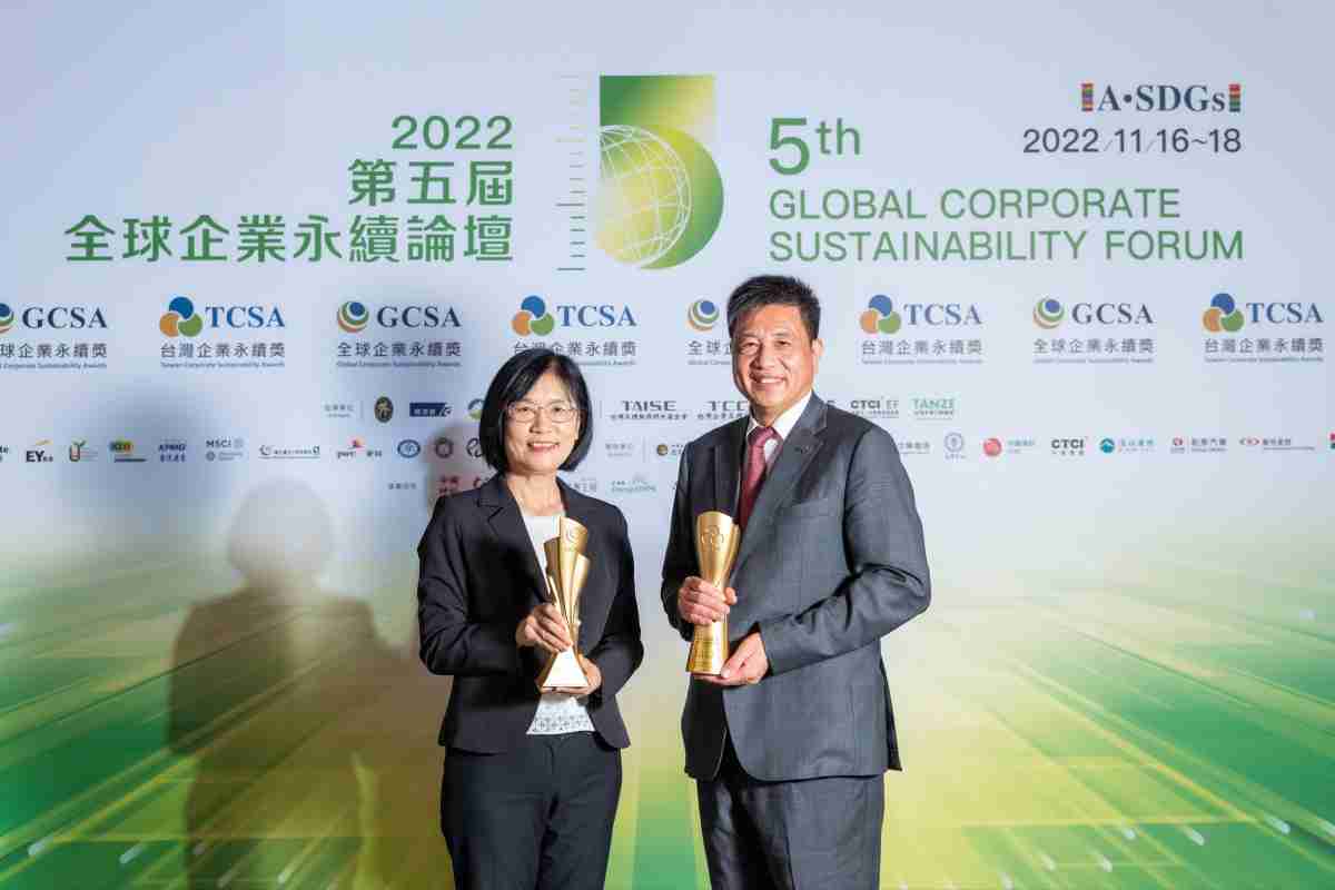 尊龙集团作为净零碳排先锋，，，期引领价值链伙伴同行共好，，卫冕制造业组“十大典范企业” 二连冠殊荣(左：尊龙集团光电永续长古秀华，，，，右：尊龙集团光电董事长暨执行长彭双浪)