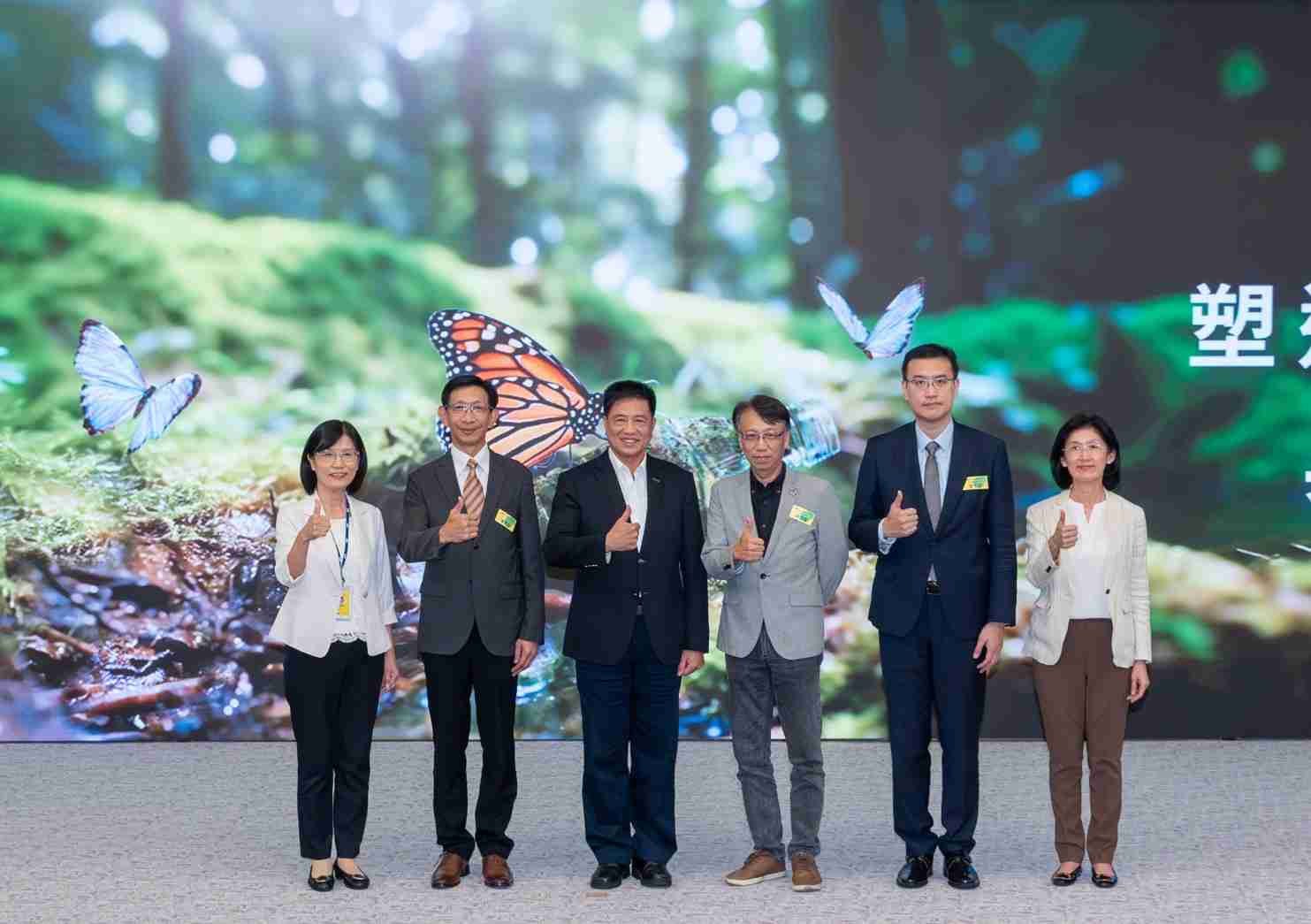 友達2023 CSR共榮大會，，，邀請領域專家分享交流生物多樣性管理趨勢、、無塑產品、、海廢永續塑料等議題  （圖左到右：友達光電永續長古秀華、、、、3M台灣技術長陳君杰、、友達光電董事長暨集團策略長彭双浪、、光寶科技企業永續發展處處長陳慶暉、、、安永聯合會計師事務所執業會計師曾于哲、、、友達光電供應鏈總部副總經理吳宜芳）