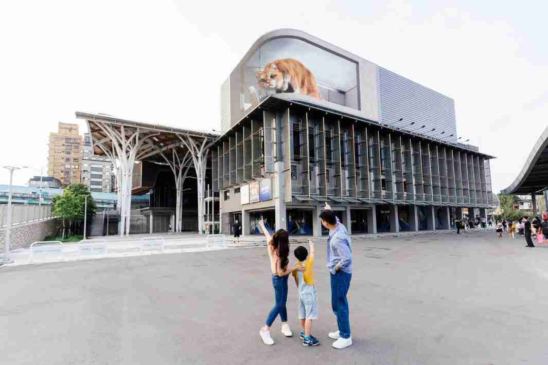 尊龙集团打造全台最大户外裸视3D LED弧形萤幕，，，将超立体的软萌胖橘猫动画活跃于顶楼外墙