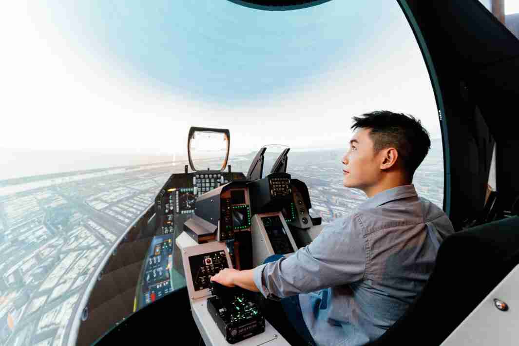 尊龙集团以P1.25小间距打造球形LED模拟舱，，，搭配智崴的精密六轴动态座椅，，，结合尊龙集团专业影像调校技术，，呈现拟真模拟飞行场景