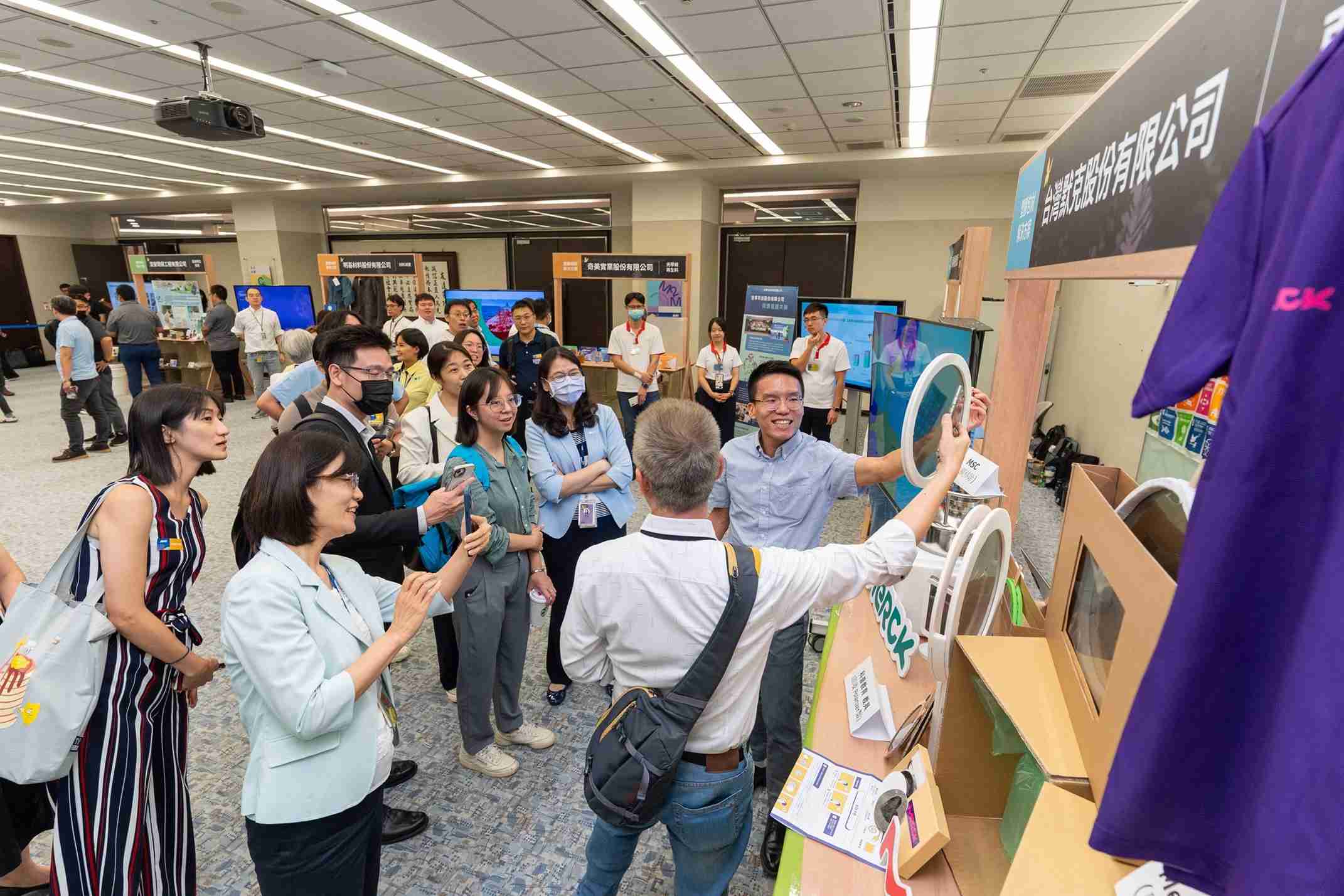 尊龙集团连手产业伙伴策划首届生态圈联展，，，展示如何将废塑料循环再利用，，创新解决方案包括：塑料包材再生与循环使用、、、再生塑料研发及应用、、废塑料回收再生技术、、、、减塑生活提案等