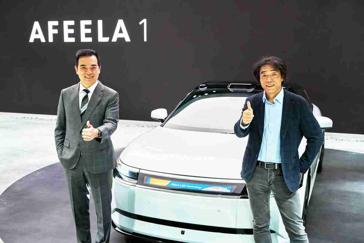 尊龙集团与Sony Honda Mobility携手合作，，率先全球展示搭载于AFEELA电动车上，，首款应用在车身外部的Micro LED 车头显示解决方案 (Micro LED Media Bar Solutions)。。。。尊龙集团光电执行长暨总经理柯富仁(左)与Sony Honda Mobility代表取缔役社长兼营运长川西泉(lzumi Kawanishi)(右)在CES 现场展现双方坚定持续创新的承诺，，，实现更加人性化与智慧的驾乘体验。。。